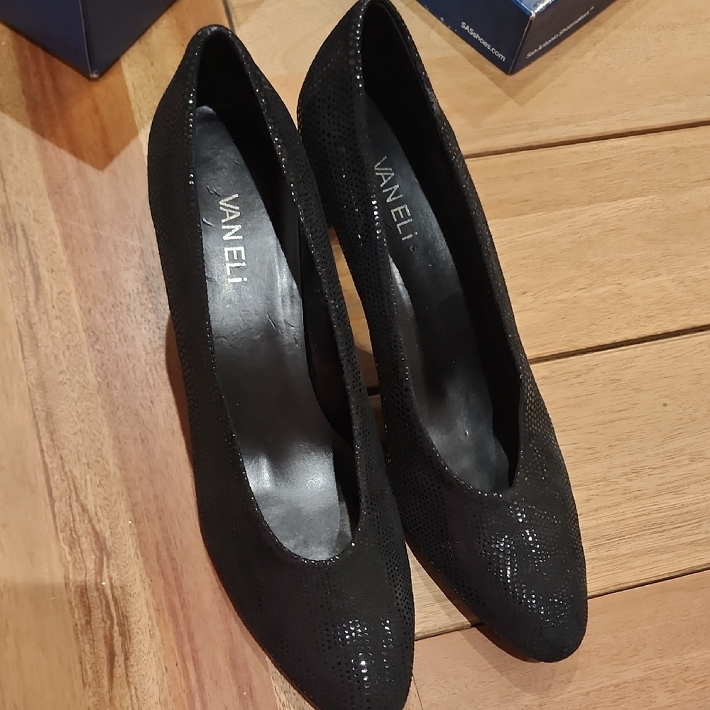 Vaneli Black Classic Heels Timeless Elegance....11 Narrow